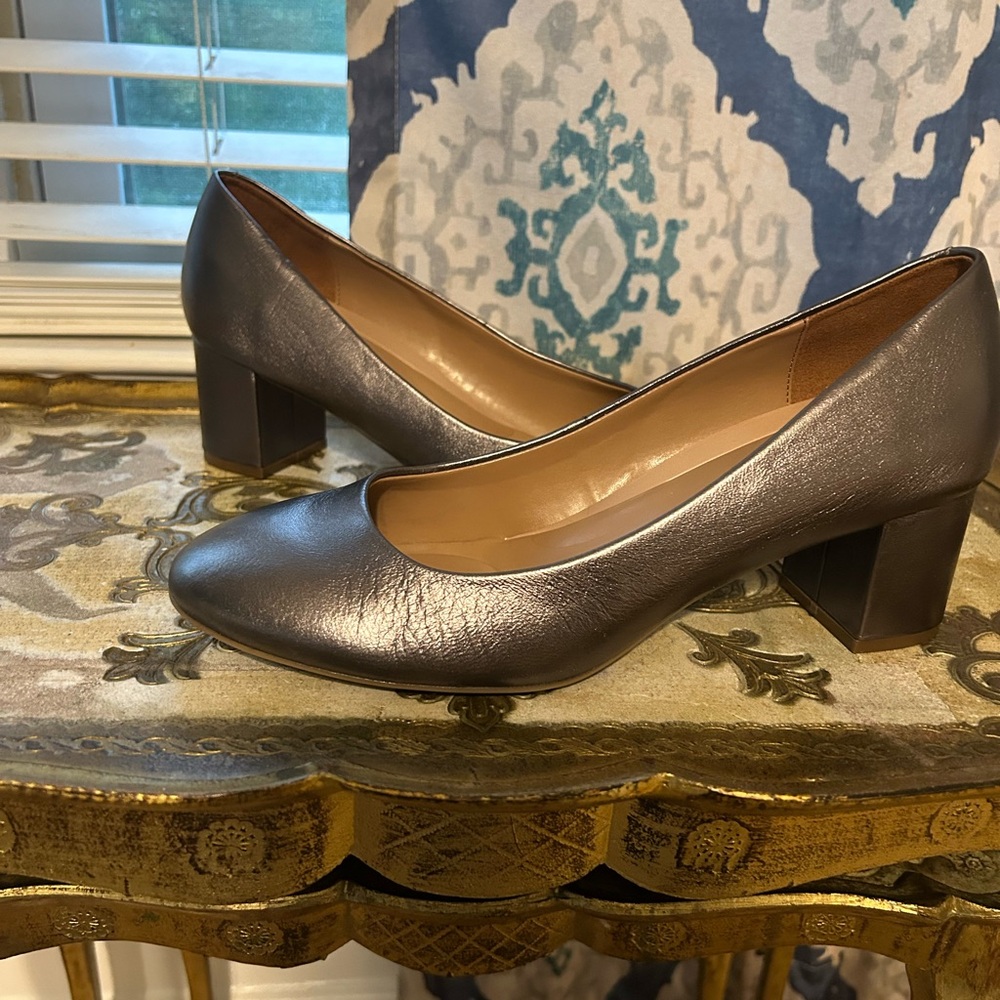 NWOT AEROSOLES metallic heels size 10